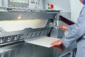 Svět tisku 7 8/2005 73 Flatbed tiskové stroje Přímý potisk pevných materiálů lákal výrobce reklamy odjakživa.