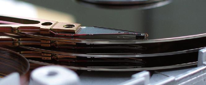 technologie Švýcarské hodinky by záviděly Technologie moderních pevných disků Extrémně přesná mechanika operující ve vzdálenostech měřených v nanometrech s daty reprezentovanými jen několika málo