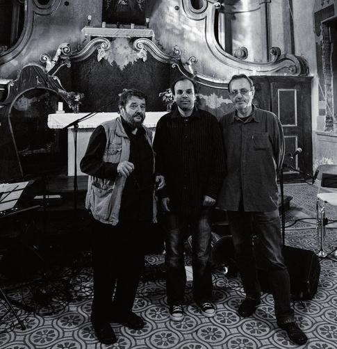 Jan Spálený Trio Trio známého muzikanta Jana Spáleného se pohybuje virtuózně na pomezí žánrů blues, jazz, gumbo, folk a jejich vzájemným dotýkáním si vytváří vlastní nezaměnitelné výrazivo.