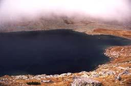 Kolem miniaturních jezírek (které se souhrnně Cesta na Rysy nazývají Hincové oká) jsme došli až k největšímu slovenskému jezeru (plocha cca 20 ha, max. hloubka 53 m) Veľkému Hincovému plesu.