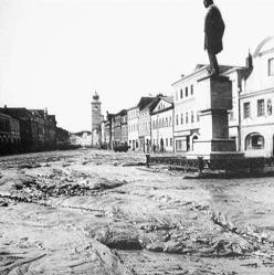 Obr. 5: Zaplavení náměstí při bleskové povodni v Litomyšli v květnu 1984. Obr.