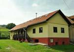 podkrovím, pozemok je rovinatý o výmere cca 800 m 2 s malou hospodár. budovou, garážou a dielničkou.