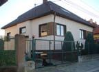Má 2-garáž a záhradný altánok. Možné využiť na dvojgeneračné bývanie. Nádherná záhrada (pozemok spolu 1.187 m 2 ).