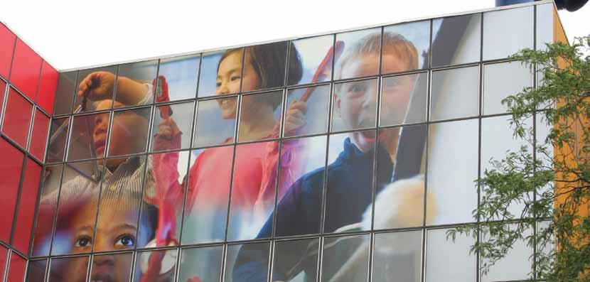 3M IJ8173 Perforated Window Graphic Film Certifikovaná MDVaRR Perforovaná samolepiaca fólia pre okennú grafiku Umožňuje vidieť celú grafiku z vonkajšej strany okna a zároveň umožňuje