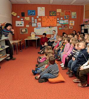 To je v historicističnem slogu zgrajena enonadstropna stavba s poudarjenim vogalni delom, z izstopajočim kamnitim balkonom, oprtim na dvoje volutastih konzol, ter kamnito balustrado s krogelnimi