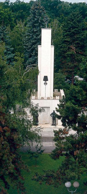 v 2. polovici 14. stoletja prešel v last plemiške rodbine Széchy, ki je na njegovem mestu v 2. pol. 16. stol. zgradila štiritraktni, dvonadstropni renesančni dvorec z izstopajočimi pravokotnimi ogelnimi stolpi.