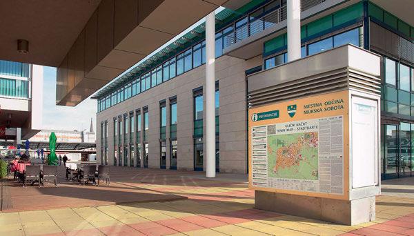 Vzhodno pročelje odlikuje imeniten baročni portal z atlantoma iz 1. četrtine 18. stol., sprva del budimpeštanske palače Grassalkovich (porušena konec 19. stol.).