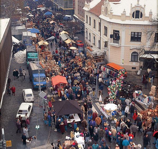 Središče regije Murska Sobota je sedež najsevernejše slovenske mestne občine z 20 000 prebivalci, nastale 1995, ki upravno povezuje mesto z okoliškimi kraji: Bakovci, Černelavci, Krogom, Kupšinci,