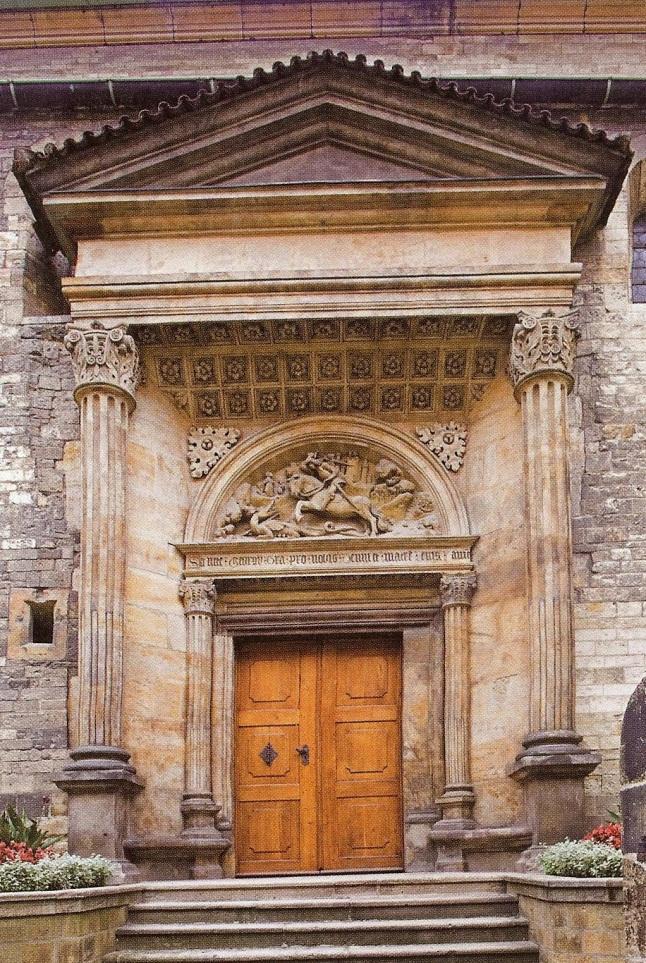 42. Jižní portál baziliky sv.