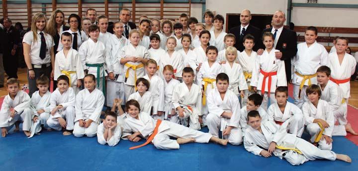 Predstavujeme Karate klub Nová Baňa Veľkonočné vystúpenie klubu Športový klub karate Nová Baňa V meste Nová Baňa začal ŠK fungovať v roku 1995, je založený na základoch klubu Tekovská Breznica, ktorý