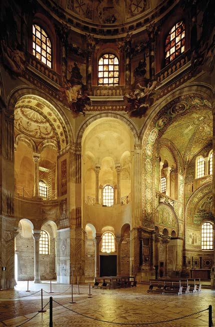 Raně křesťanská doba > Byzantský sloh Bazilikální uspořádání Antické baziliky byly v zásadě obrovské sály obdélníkového půdorysu se sloupořadími, jež oddělovala centrální prostor od postranních