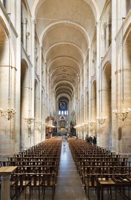 Valená klenba Raně křesťanské kostely a katedrály měly dřevěné stropy, zatímco v románské architektuře se nejčastěji používala valená klenba.
