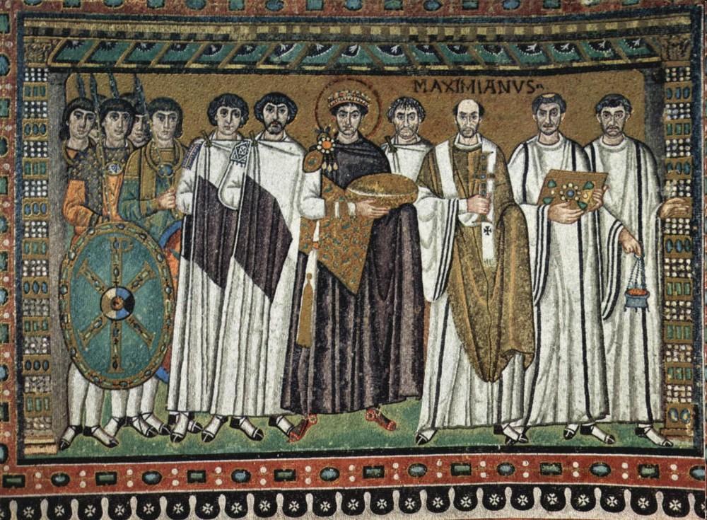 V interiéru se nacházejí mozaiky znázorňující císaře Justiniána a