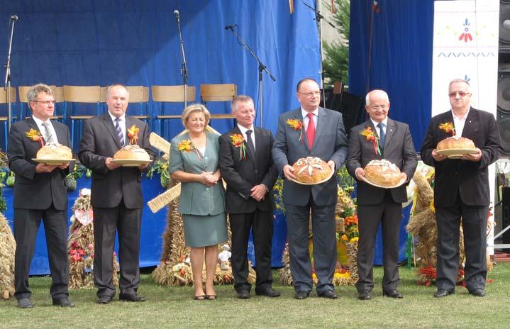 3/2013 ZUBERSKÉ NOVINY 3 Dožinky 2013 v družobnej Gmine Otyň Na pozvanie družobnej Gminy Otyň sa delegácia obce Zuberec zúčastnila dožinkových slávností v dňoch 7. 9. 9. 9. 2013. Obec Zuberec zastupovali starosta obce Ing.