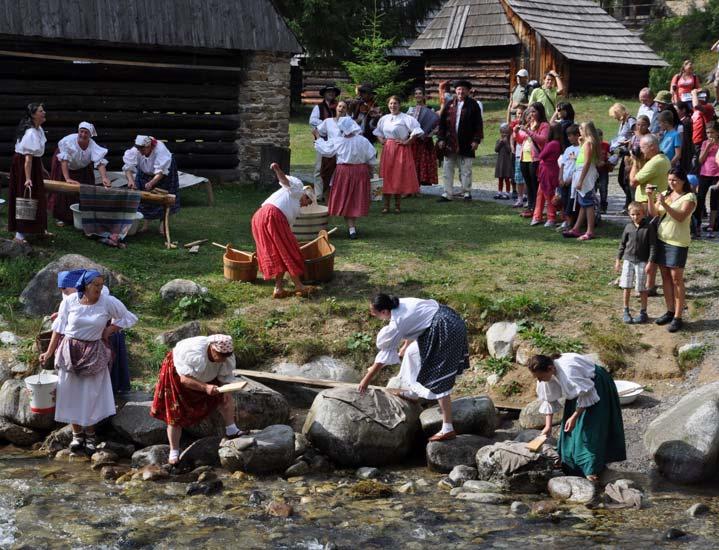 3/2013 ZUBERSKÉ NOVINY 5 Leto 2013 v Múzeu oravskej dediny Tak slnečné a teplé prázdniny sme dávno nezažili a pekné počasie lákalo turistov aj do skanzenu.