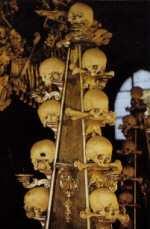 ) Lidské kosti, symbolizují zástupy těch, kteří stojí před Božím trůnem, a nikdo je nedokáže