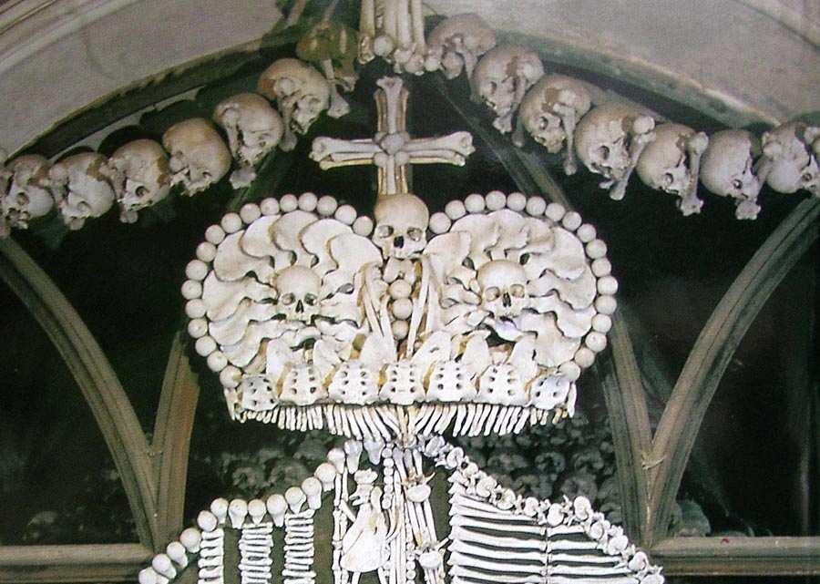 22 (<<) Z kostí sestavený erb Schwarzenberků je na mříži v levé části kaple.