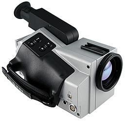 Příloha 1 Použitá termografická technika Kamera FLIR ThermaCAM SC2000 Termovizní kamera ThermaCAM SC2000 (Obr. P.1) je mobilní infračervená kamera, kterou je možné použít jak pro terénní, tak i pro velmi přesná laboratorní měření.