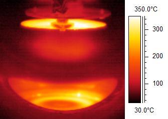 Obr. 4.19 IR snímek chlazeného terče ( = 10 khz, = 25.5 A). V zorném poli objektivu se nachází také otočné stínítko zakrývající substrát a výrazný odraz IR záření od zadní stěny vakuové komory.