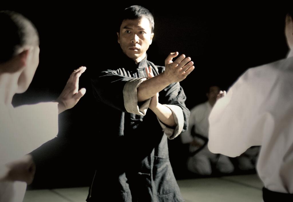 se skromnou elegancí a zdvořilostí sobě vlastní. Film vypo- Autentické je nejspíš i Yip Manovo zdráhání se učit WingTsun vídá o životě Yip Mana již jako WingTsun mistra a nejlepšího Japonce.