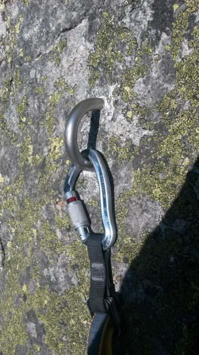 8 Použitá technológia osadenia: Vŕtané diery hlboké cca 100 120 mm, 12 mm A2 nerezové borháky zakončené závitom, vrty vyčistené, lepidlo Hilti Hit HY 150 Obr. č.