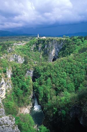 Škocjanska jaskyňa sú časťou Regionálneho parku Škocjanske jaskyne. Park zahŕňa celý systém Škocjanskych jaskýň, roklinu vnútornej rieky Rieka, prírodné mosty.