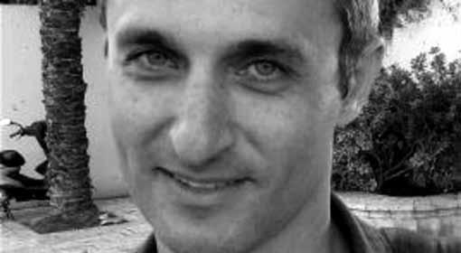 Raspoloženja (Macvei Ruah) neobična su, ali vrlo lijepa, elegična i nježna knjiga, niti roman, niti memoari, niti poema, već krhotine memorije, sveukupno 200 kratkih poetskih skečeva posloženih u