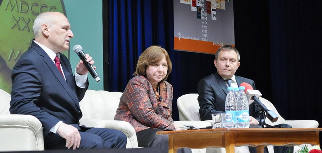 ІМПРЭЗЫ «Дакументы душы» Святлана Алексіевіч выступіла ў Мінску Сустрэча з Нобелеўскай лаўрэаткай-2015 адбылася 14 красавіка ў малой залі Палаца Рэспублікі, што змясціў 500 гледачоў і шмат