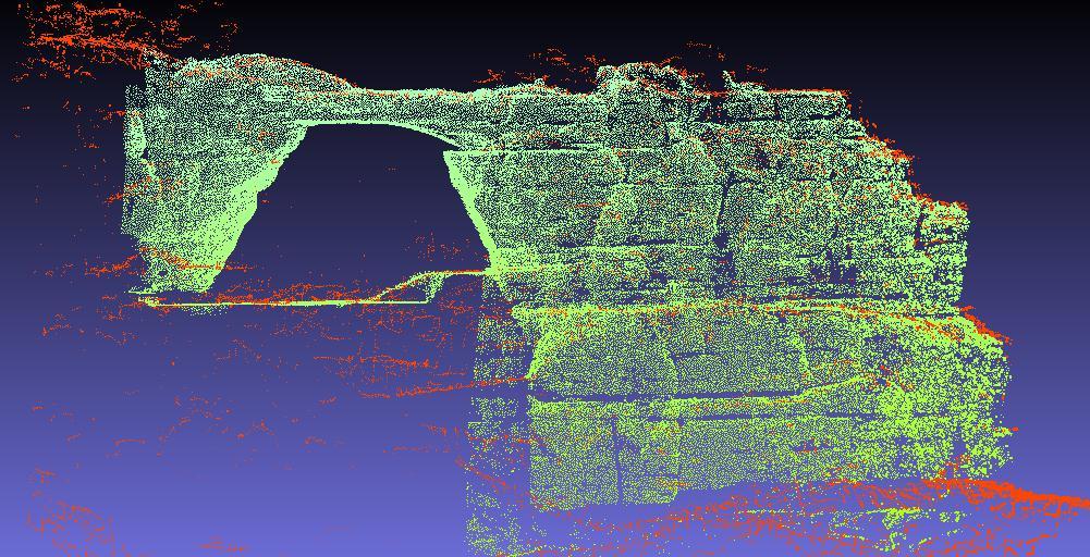Kap. 5: Praktická část Obr. 36 Velmi přesné ztotožnění po aplikaci algoritmu ICP (zdroj: vlastní tvorba) 5.2.C. Tvorba 3D modelu V této fázi jsou již připravená veškerá podkladová data pro tvorbu 3D modelu Pravčické brány.