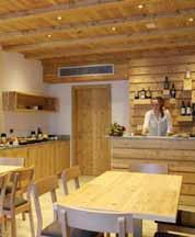 relaxační koutek # * s lehátky; služby označené # nemohou využívat děti do 18 let popis apartmánů: mono 3-35 m² - obývací pokoj s částečně odděleným kuchyňským koutem, částečně oddělenou manželskou