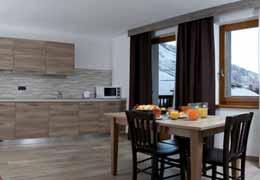 gaučem pro 2 osoby, malá předsíň, sociální zařízení zpravidla se sprchou, balkon trilo 6-50 m² - 1 ložnice s manželskou postelí, 1 ložnice se 2 samostatnými lůžky či rozkládacím gaučem typu šuplík