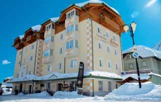 2 ano SPORT HOTEL VITTORIA C 79 50 m poloha: Tonale, centrum - 0 m, skiareál Tonale / Ponte di Legno - 50 m, skibus - 10 m vybavenost a služby: recepce / lobby, restaurace, bar / internet point* /