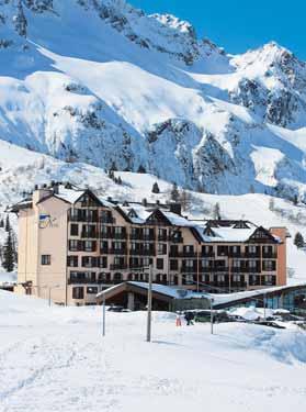 Skirama Dolomiti 4 ne GRAND HOTEL MIRAMONTI 1 DÍTĚ C 80 50 m poloha: Tonale, centrum - 0 m, skiareál Tonale / Ponte di Legno - 50 m, skibus - 20 m vybavenost a služby: recepce / velká lobby s krbem,