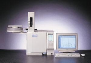 Princíp plynovej chromatografie Podmienkou pre separáciu zložiek zmesi pomocou plynovej chromatografie je, že analyzovaná zmes musí byť plynná, alebo ľahko odpariteľná kvapalná (teplota varu do 300