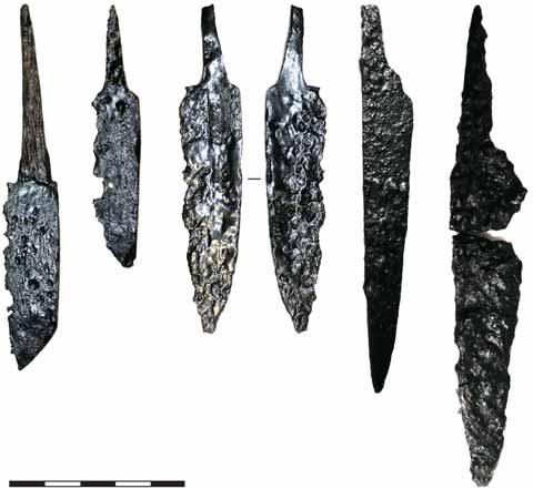 Obr. 42. Hrad Orlík. Torza nožů s trnovým řapem a popř. zlomky nůžek (foto P. Žákovský). Fig. 42. Orlík Castle. Fragments of knives with a spike-like tang and possibly scissor fragments (photo by P.