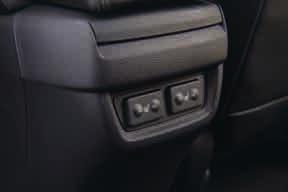 rizika vyjetí z komunikace Systém rozpoznávání dopravních značek Páčky řazení pod volantem (pouze s CVT převodovkou) Systém adaptivních tlumičů Parkovací senzory (vpředu a vzadu) Vyhřívaná sedadla
