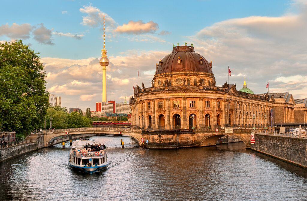 Ostrov Muzeí Obrázek č. 5: Ostrov Muzeí (https://elines.cz/images/image/2015/berl%c3%adn%20-%20shutterstock.jpg) Je to část ostrova na řece Sprévě v Berlíně, na němž je 5 světově významných muzeí.