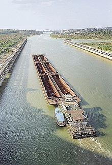 systémech (Barge Carrier Systems, bárkové systémy) tvoří uzavřený prostor k přemísťování volně loženého nebo paletizovaného materiálu v jejich konstrukci jsou spojeny funkce člunů pro plavbu na