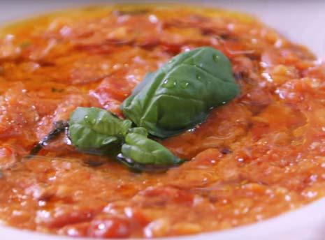 Pappa al pomodoro (Paradajková polievka) Ingrediencie pre 4 porcie: 0,5 kg olúpaných zrelých paradajok bez semienok lúpané paradajky PELATA 200 g pečiva