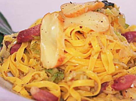 Tagliatelle inverno (Zimné tagliatelle) KEID Ingrediencie pre 4 porcie cestovín: 320 g tagliatelle 500 g kelu 100 g slaniny hovädzí vývar 200 g údenej mozzarelly 2