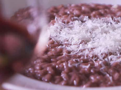 Risotto all Amarone (Risotto s vínom Amarone) Ingrediencie pre 4 porcie: 320 g ryže carnaroli ½ fľaše červeného vína Amarone