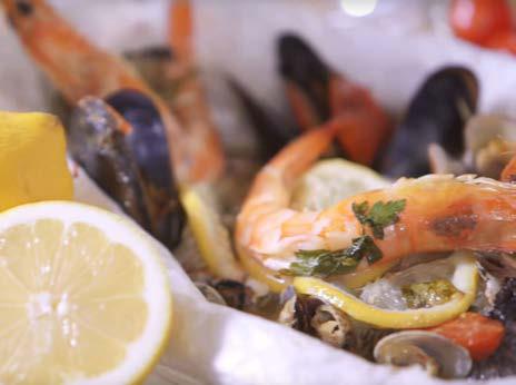Orata al cartoccio di Mare (Pražma kráľovská v obale) Ingrediencie pre 4 porcie: 1 1,2 kg pražmy (2 pražmy) 200 g kreviet 200 g mušlí slávok 300 g cherry paradajok pár lístkov