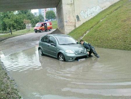- 2 Povodne a záplavy: - v prípade kritického nedostatku času zanechajte akékoľvek činnosti a rýchlo sa odoberte na bezpečné (kopec, vyšší svah a pod.