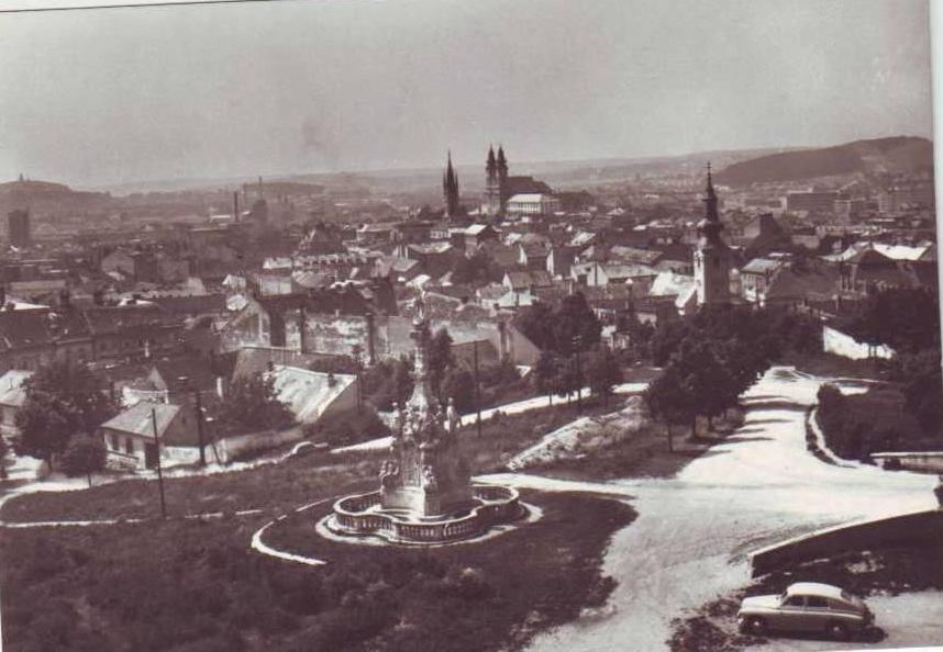 5. Pohľad na Dolné mesto od prístupovej cesty na hrad, v popredí socha na stĺpe Immaculata, vpravo františkánsky kláštor s