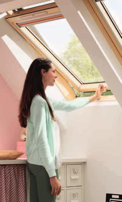 Okna se spodním m doporučujeme pouze v případě vyššího osazení okna (např. 150 cm nad podlahou). Viz průvodce na str. 44. Střešní okno GLL 1061 se otevírá pomocí horního madla.