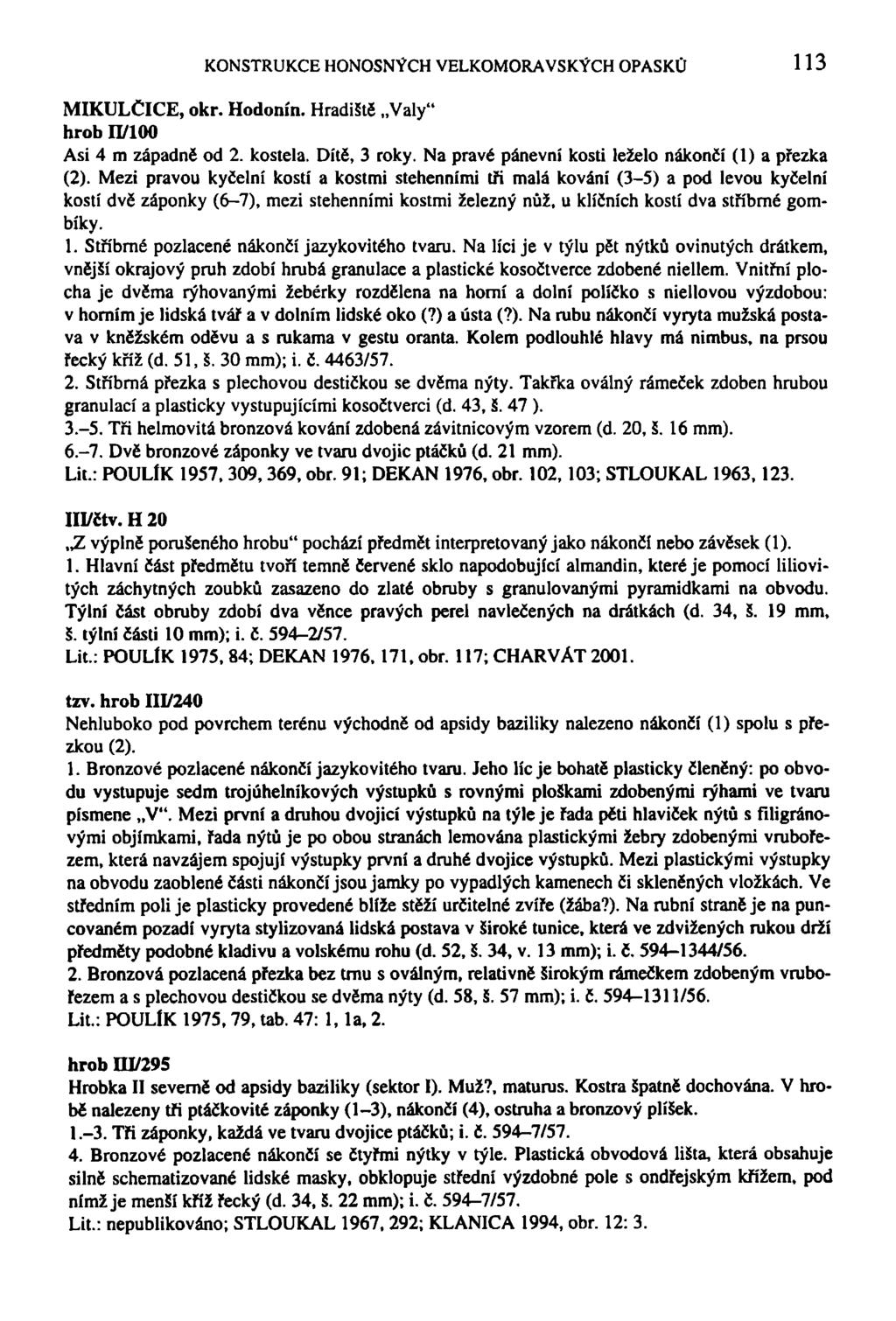 KONSTRUKCE HONOSNÝCH VELKOMORAVSKÝCH OPASKŮ 113 MIKULČICE, okr. Hodonín. Hradiště Valy" hrob n/100 Asi 4 m západně od 2. kostela. Dítě, 3 roky. Na pravé pánevní kosti leželo nákončí (1) a přezka (2).