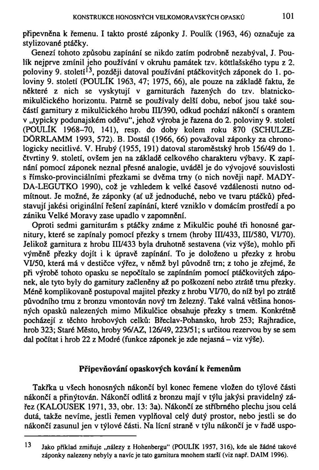 KONSTRUKCE HONOSNÝCH VELKOMORAVSKÝCH OPASKŮ 101 připevněna k řemenu. I takto prosté záponky J. Poulík (1963, 46) označuje za stylizované ptáčky.
