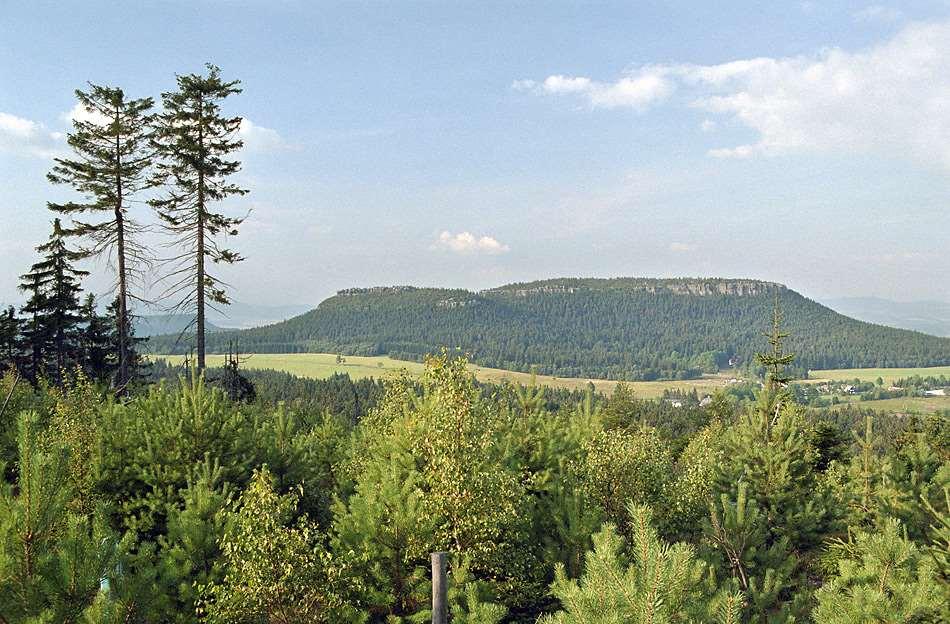 NP Stolové hory Velká Hejšovina (Szczeliniec Wielki) je tvořen oválnou pískovcovou plošinou o rozměrech zhruba 600 x 300 metrů,