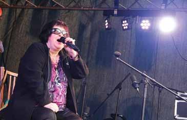 Další pátek trochu ostřeji Hned následující pátek se uskutečnil další ročník oblíbeného rodinného festivalu Rock sy Doksy, který vždy kromě krásného prostředí místního zámku nabídne pohodovou