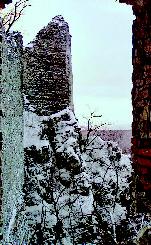 listy 11-12 29 Kostol sv. Juraja v Kostoľanoch pod Tribečom dza ešte románska kamenná krstiteľnica a niekoľko barokových sakrálnych pamiatok. K najvýznamnejším objavom spojeným s kostolom sv.